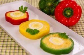 Перец, фаршированный сыром и яйцами