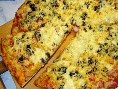 Пицца по-гавайски с ананасами и ветчиной