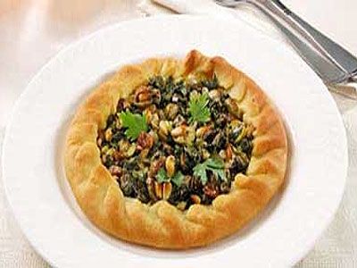 Пицца с изюмом и кедровыми орешками