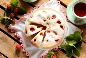 Пирог с клубникой в мультиварке