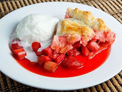 Пирог с ревенем и клубникой