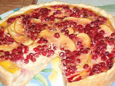 Пирог с яблоками и брусникой