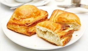 Пирожки с рисом, креветками и рыбой