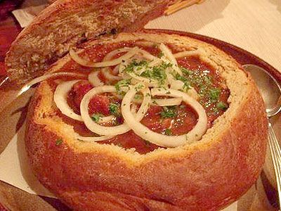 Пивной гуляш в хлебе