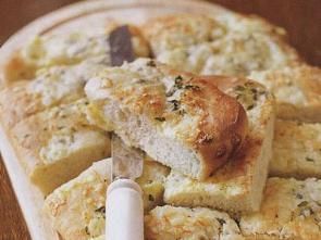 Плоский хлеб с чесноком, тимьяном и сыром