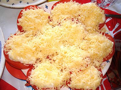 Помидоры с чесноком и сыром