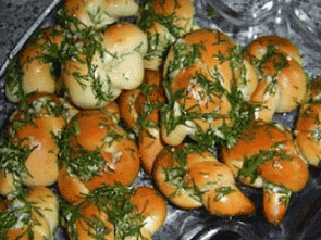 Приготовление булочек с укропом.