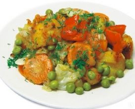 Рагу с капустой, морковью, сладким перцем, картофелем и горошком