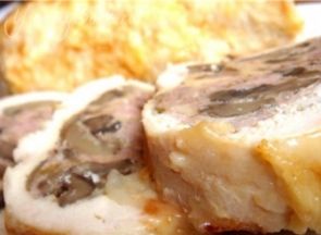Рулет из куриной грудки с фаршем и шампиньонами