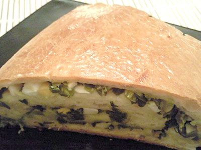 Рулет с луком и яйцом