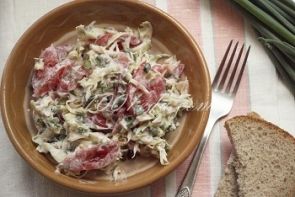 Салат из свежей капусты с помидорами