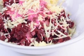 Салат из сырой свеклы с яблоком и сыром