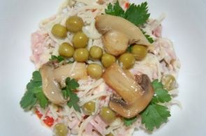 Салат из ветчины с грибами и сыром
