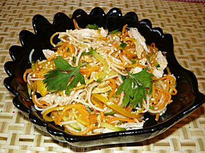 Салат с фунчозой, курицей и овощами