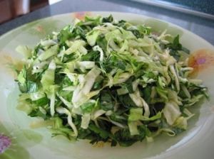 Салат с молодой капустой и огурцом