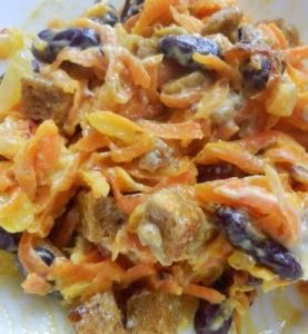 Салат с сухариками и корейской морковкой