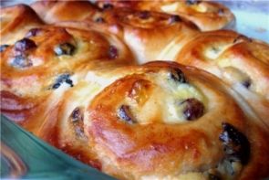 Сдобные булочки с ягодами и орехами