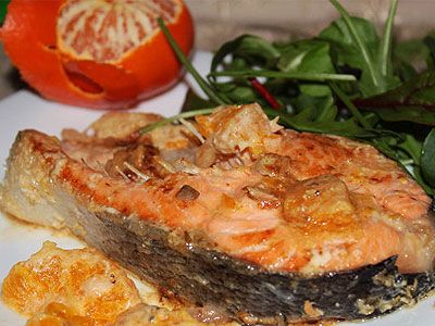 Семга, тушеная с мандаринами