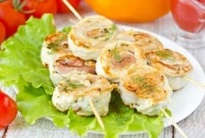 Шашлычки из куриного филе с беконом