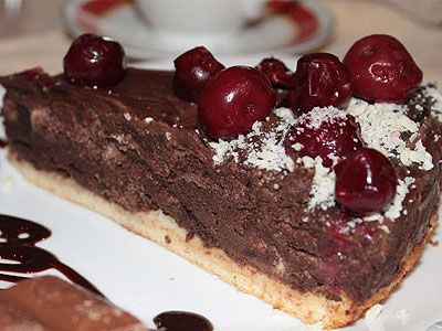 Шоколадный десерт с вишней