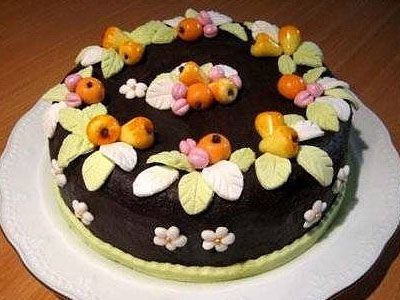 Шоколадный торт с фруктами
