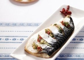 Скумбрия с чесноком и брокколи