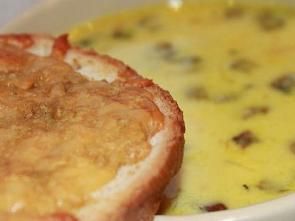 Сливочный грибной суп с чесночно-сырными гренками