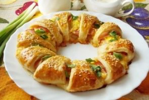 Слоеный пирог с сыром и беконом