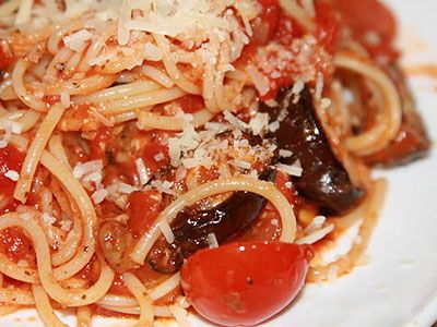 Спагетти с томатным соусом и запечеными баклажанами