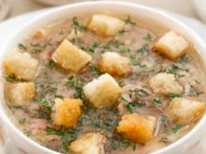 Суп с чечевицей, беконом и сухариками