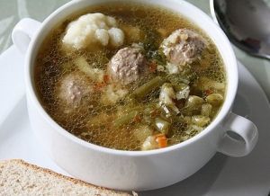 Суп с цветной капустой и фрикадельками