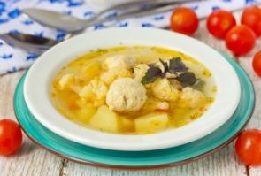 Суп с куриными фрикадельками, цветной капустой и горошком