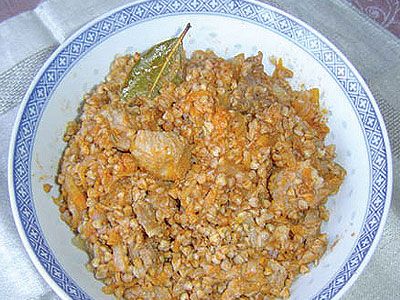 Свинина с луком и гречневой крупой