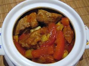 Свинина с овощами в горшочке