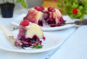 Сырник с черной смородиной