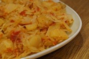 Тушеная капуста и картошка с помидорами в мультиварке