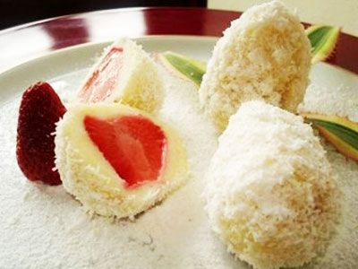 Творожные яйца с клубникой