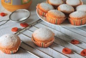 Ванильные маффины с курагой