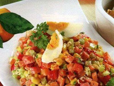Витаминный салат из моркови и сельдерея с грецкими орехами