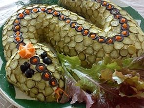Вкусное и быстрое блюдо в форме змеи для Нового года