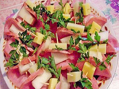 Закуска из дыни с ветчиной
