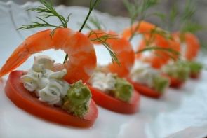 Закуска из мягкого сыра и креветок