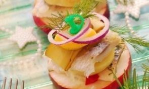 Закуска с яблоком, картофелем и сельдью