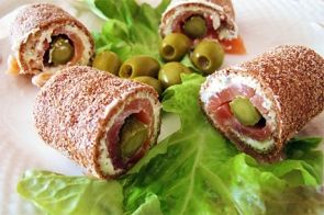 Закусочные рулетики из ржаных хлебцев