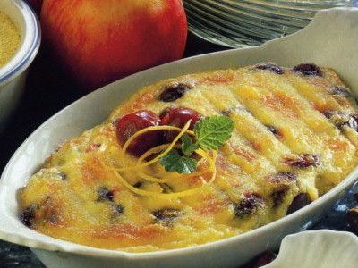 Запеканка с вишней и яблоками