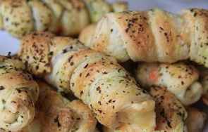 Завитушки с крабовыми палочками и сыром