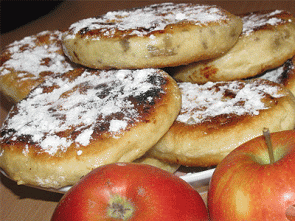 Жареные пирожки с яблоками и корицей